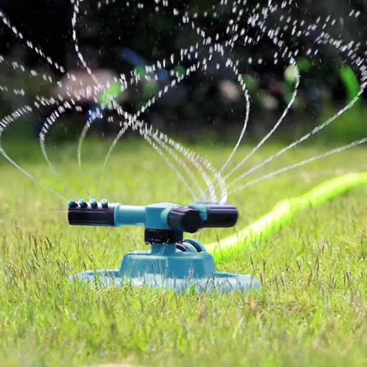 Automatische gazonsproeier, 360 graden draaibaar sproeisysteem Geschikt voor drie armen, Geschikt voor het besproeien van gazons, bloemen, groenten, enz., 1 stuk, blauw.