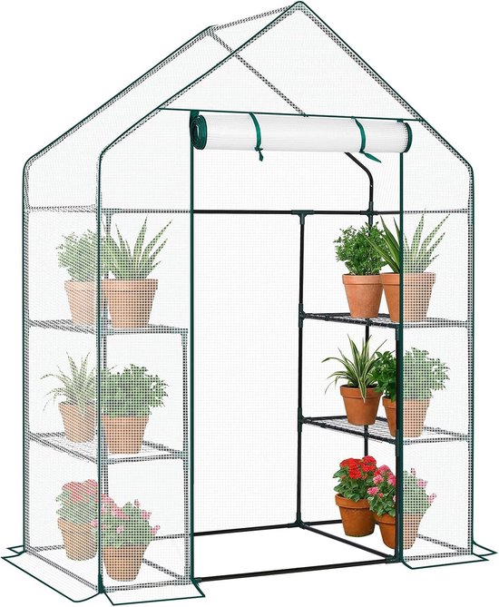 Een groene kas met diverse planten in potten op de vier rekken.