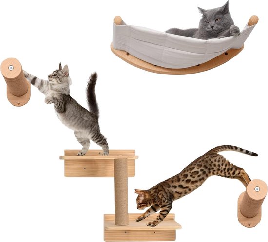 Grijze kat in hangmat, gestreepte kat op trappen en Bengaalse kat springend. Houten klimwandmeubels met sisal.