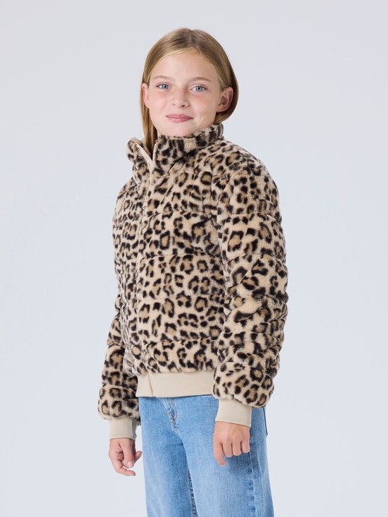 Meisje met blauwe ogen draagt een bruine teddy jas met luipaardprint en een spijkerbroek.