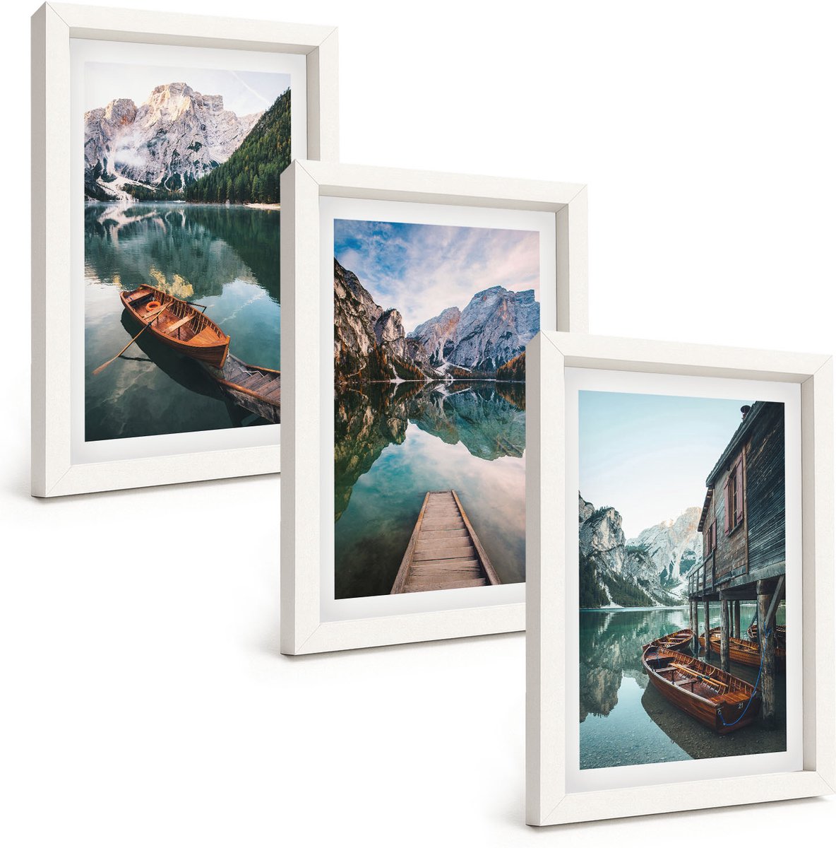 Wallfluent 3-Delige Schilderij Set - Een Meer In De Bergen Met Bootjes En Een Houten Huisje. - 20 x 30 - Muurdecoratie - Wanddecoratie - Slaapkamer - Moderne Wanddecoratie