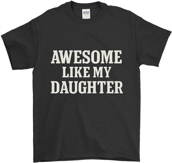 Zwart T-shirt met korte mouwen, met de tekst 'AWESOME LIKE MY DAUGHTER' in crèmekleurige letters.