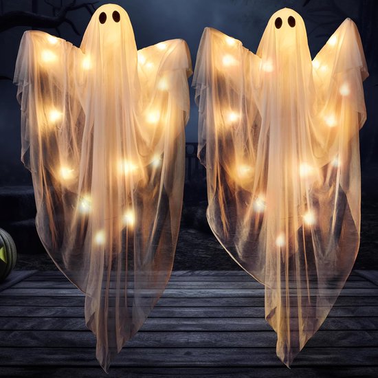 Twee grote hangende spoken met LED-verlichting op een houten brug in de nacht.