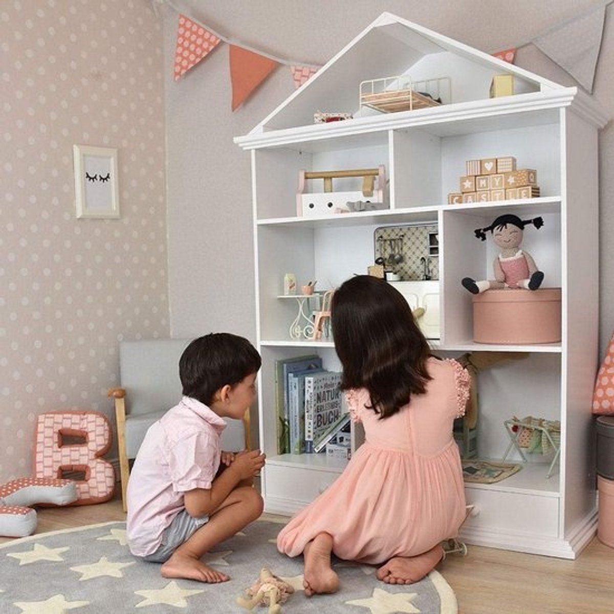 Groot Houten Poppenhuis met Vier Verdiepingen en Opbergruimte