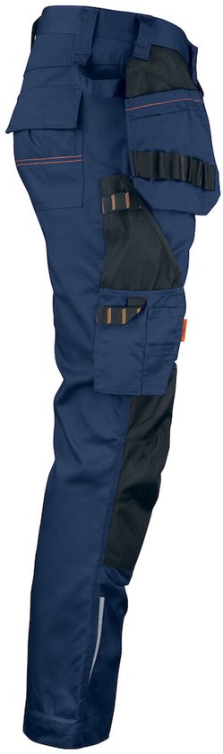 Donkerblauwe werkbroek met zwarte panelen, oranje stiksels, diverse zakken en een gereedschapsriem.