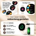Drie afbeeldingen van een crème smartwatch met verschillende wijzerplaten en een illustratie van de batterijduur.