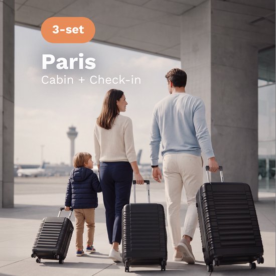 Een gezin met drie personen loopt over een luchthavenplatform met drie zwarte TRVLMORE koffers. '3-set Paris Cabin + Check-in' staat op de afbeelding.