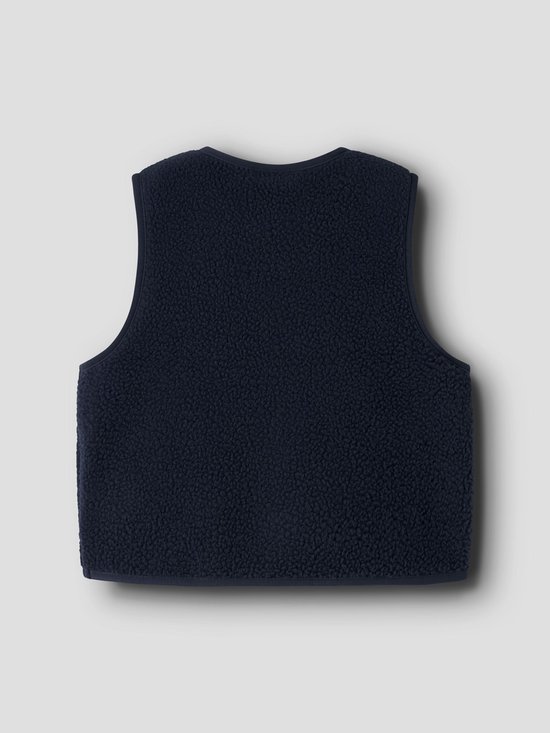 Achterzijde van een donkerblauw teddy gilet met een zachte textuur.