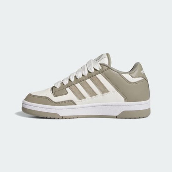 Witte sneaker met groene accenten en de kenmerkende adidas strepen op de zijkant. Vetersluiting.