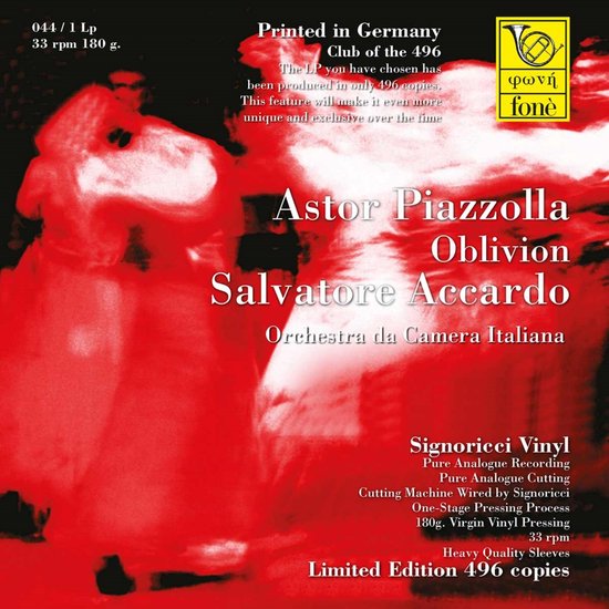 LP-hoes van Astor Piazzolla's Oblivion door Salvatore Accardo met rode en zwarte abstracte grafische achtergrond.