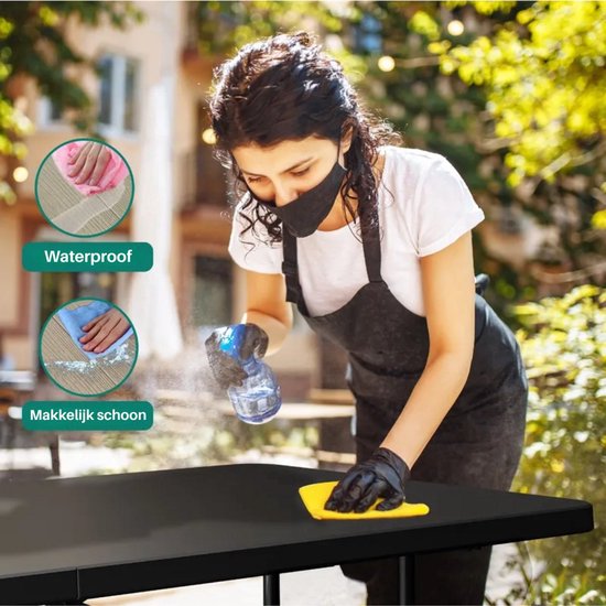 Vrouw met mondkapje maakt tafel schoon. "Waterproof" en "Makkelijk schoon".