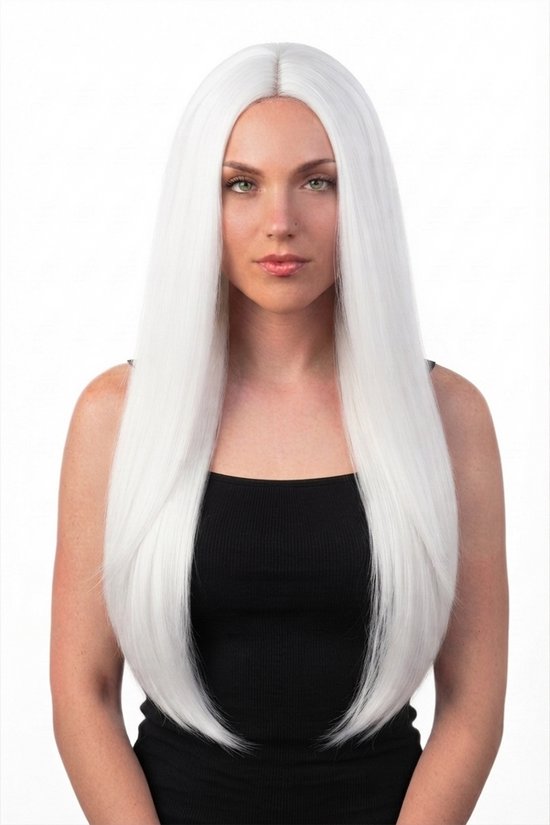 Vrouw met lange, rechte, witte pruik, middenscheiding, zwarte top.