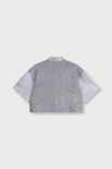 De achterkant van een zilverkleurig, glanzend cropped overhemd met korte mouwen, met 'ALIX THE LABEL' op de rug.