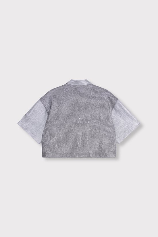 De achterkant van een zilverkleurig, glanzend cropped overhemd met korte mouwen, met 'ALIX THE LABEL' op de rug.