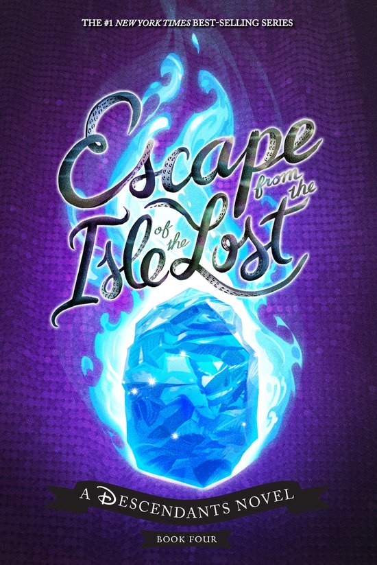 Boekomslag van 'Escape from the Isle of the Lost', met de titel in gloeiende blauwe letters boven een grote blauwe edelsteen, omringd door vlammen, tegen een paarse achtergrond met textuur. Onder de edelsteen staat 'A Descendants Novel'.