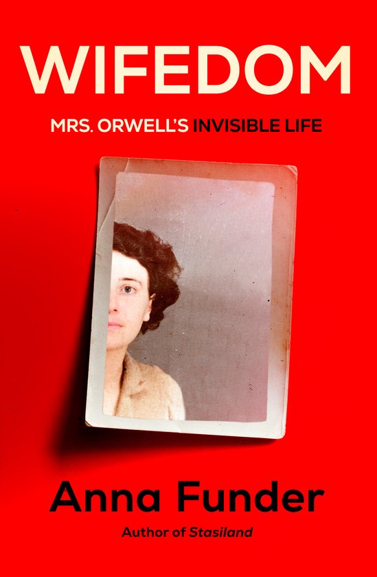 Boekomslag 'Wifedom Mrs. Orwell's Invisible Life' door Anna Funder, met een rode achtergrond en een sepia foto van een vrouw.