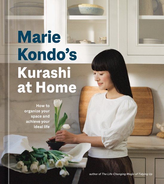 La couverture de "Marie Kondo's Kurashi at Home" montre Marie Kondo plaçant des tulipes dans un vase. Texte : "How to organize your space and achieve your ideal life".