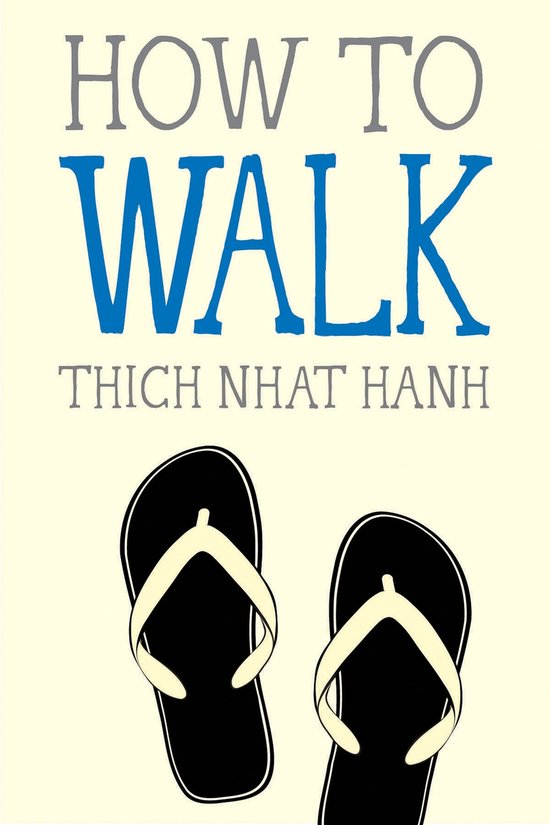 Boek 'HOW TO WALK' van THICH NHAT HANH met zwarte teenslippers.