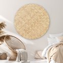 Décoration murale ronde imprimé rotin dans une chambre avec un fauteuil en rotin et un lit.