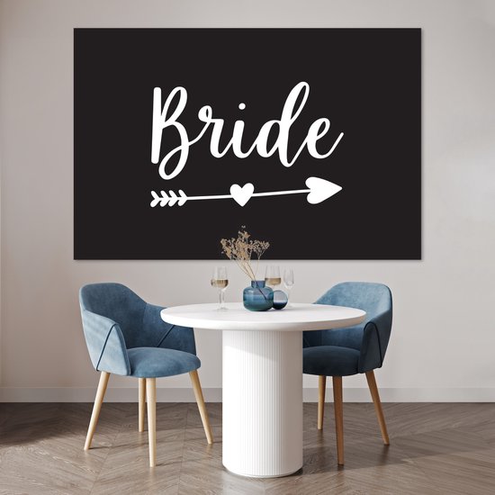 Poster 180x120 cm - Pijl door een hart met het woord "bride" op een zwarte achtergrond - Posters - Kamer decoratie - Wanddecoratie woonkamer - Muurdecoratie slaapkamer XXL