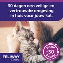 Man omhelst een slapende kat met de tekst "30 dagen een veilige en vertrouwde omgeving in huis voor jouw kat."