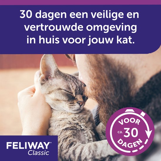 Man omhelst een slapende kat met de tekst "30 dagen een veilige en vertrouwde omgeving in huis voor jouw kat."