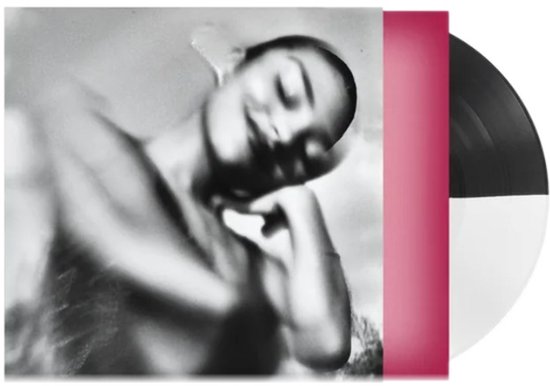 Olivia Dean - The Art Of Loving albumcover met wazige zwart-witfoto van een vrouw en een roze met zwart-wit vinylplaat.