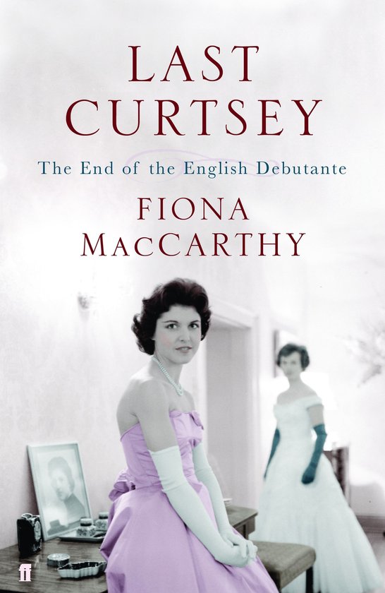 Boekcover 'Last Curtsey' met twee vrouwen in avondjurken. Titel: 'Last Curtsey'. Ondertitel: 'The End of the English Debutante'. Auteur: Fiona MacCarthy.