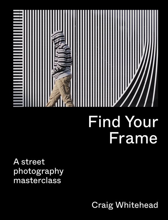Een persoon met gestreepte hoodie loopt voor een zwart-wit gestreepte achtergrond. Titel 'Find Your Frame'.