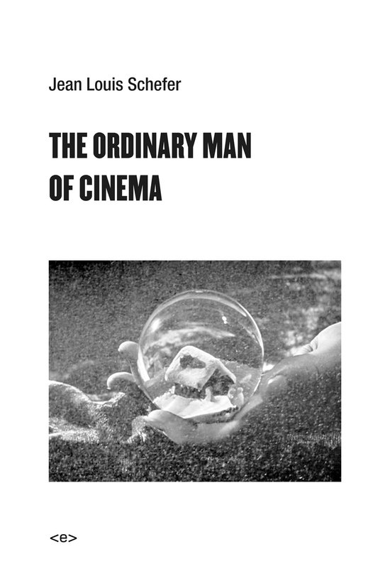 Boek 'THE ORDINARY MAN OF CINEMA' met een sfeervolle, korrelige afbeelding van een hand die een glazen bol met een huisje erin vasthoudt.