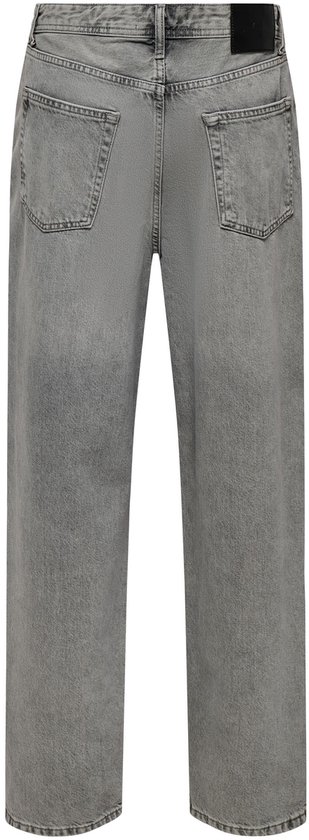 Grijze jeans met rechte pijpen, vier zakken en een zwarte logopatch op de achterkant.