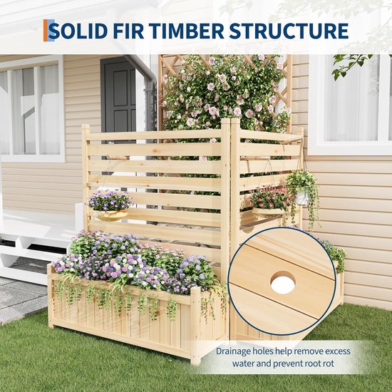 Naturel houten privacy scherm met plantenbakken naast een huis, met bloemen en planten, inclusief detail van drainagegaten.