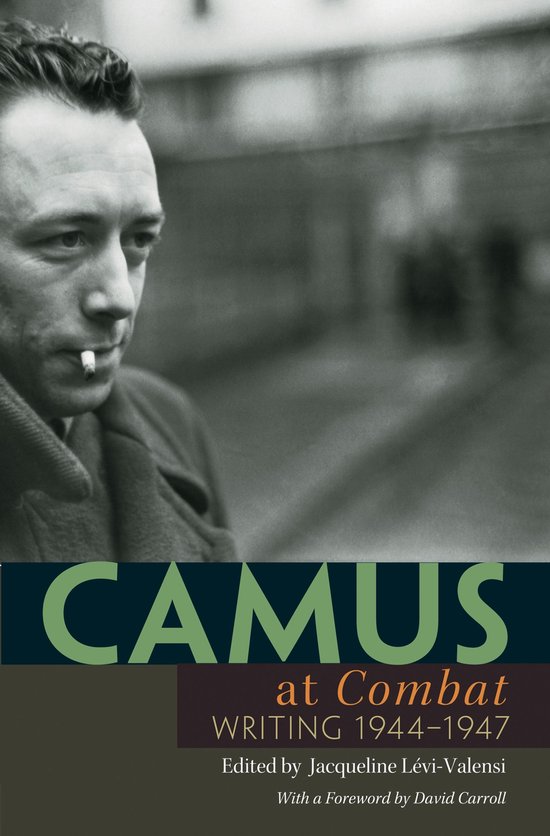 Portrait en noir et blanc d'Albert Camus, cigarette à la bouche. Titre : Camus at Combat, Writing 1944-1947.