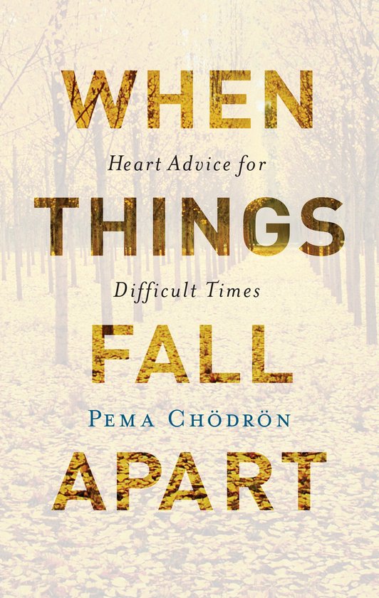 Boek kaft met de titel 'When Things Fall Apart' in gele letters tegen een achtergrond van een bos met gele bladeren. 'Heart Advice for Difficult Times' en 'Pema Chödrön' staan er ook op.