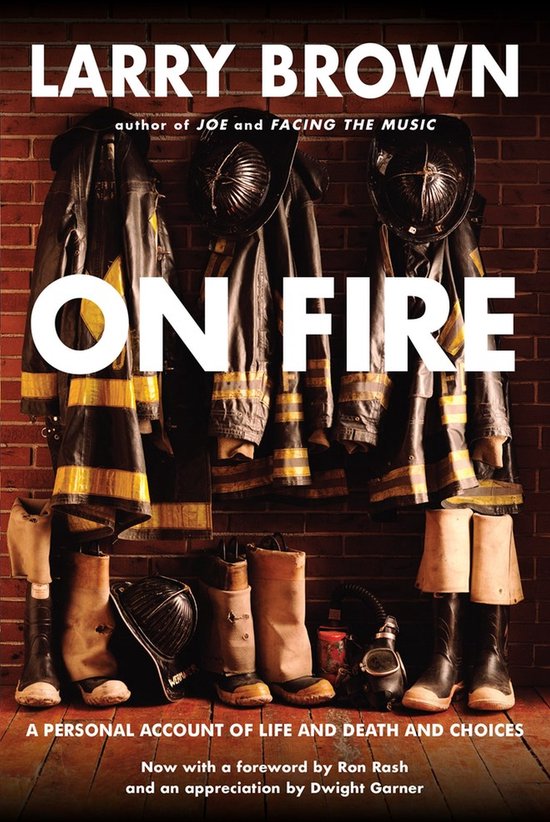 Boek "On Fire" van Larry Brown, met op de voorkant brandweeruitrusting tegen een bakstenen muur.