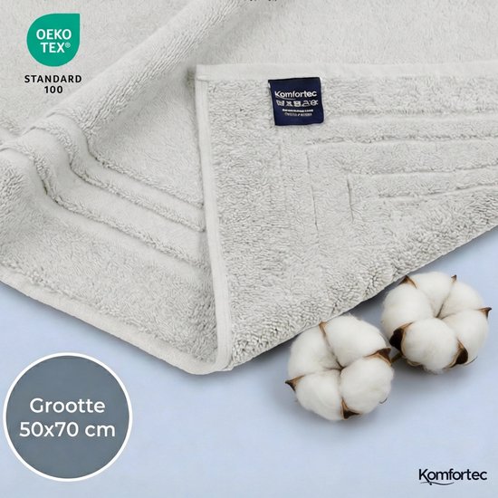 Lichtgrijze badmat met een zachte, pluizige textuur. Toont het OEKO-TEX label en katoenbollen.