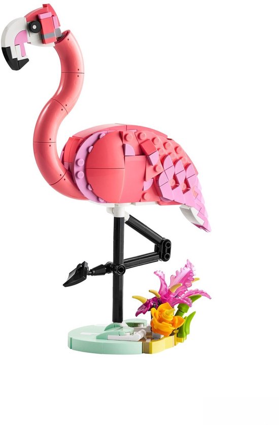 Een roze LEGO flamingo, met een sierlijk gebogen nek en witte en zwarte accenten op de kop. De basis is mintgroen met bloemen.