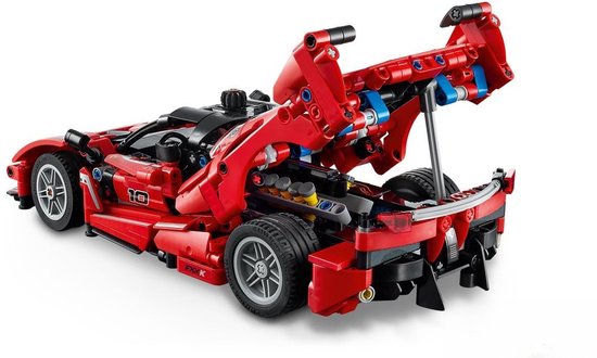 LEGO Technic Ferrari FXX K modelauto, rood, met openklapbare achterklep en zichtbare motoronderdelen.