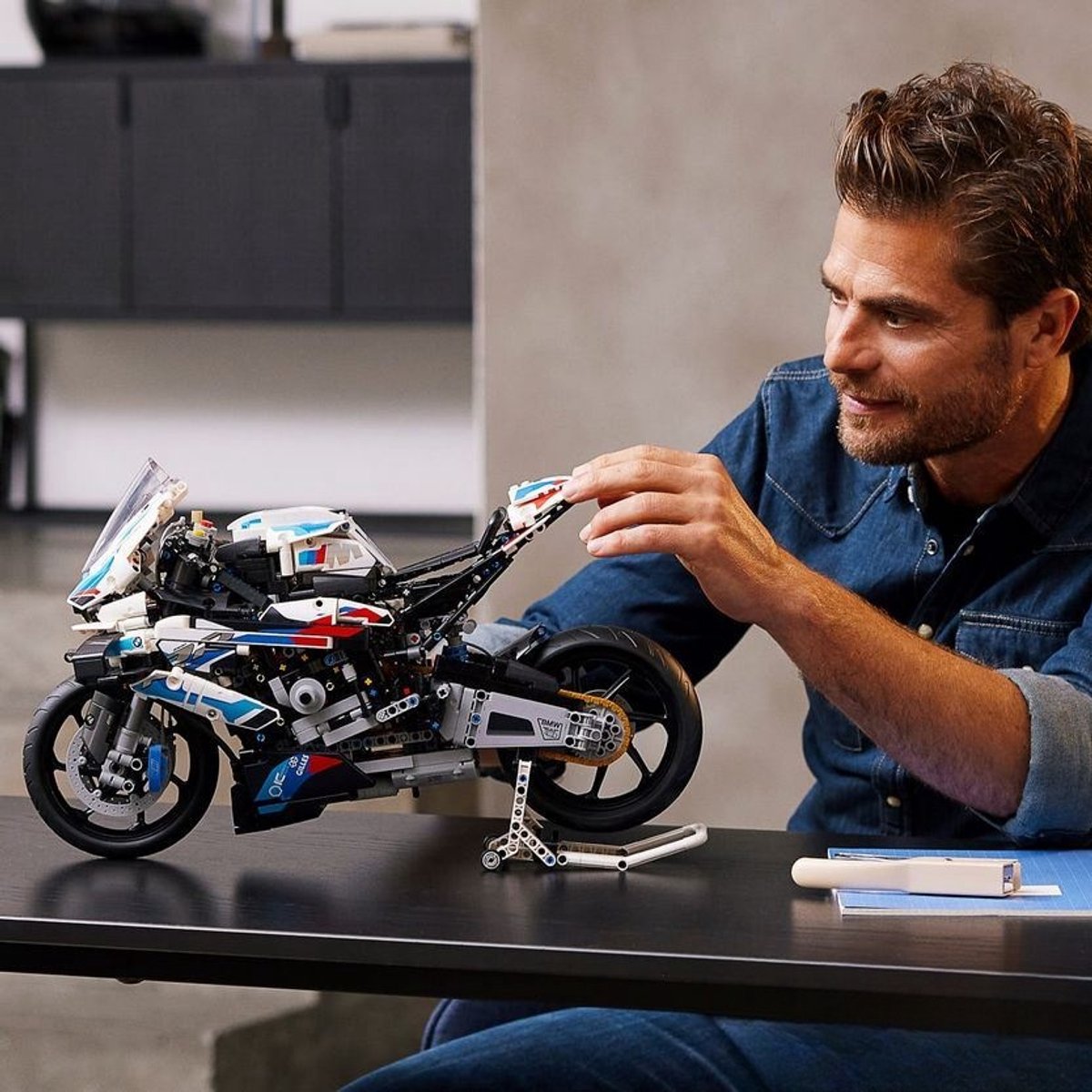 LEGO Technic BMW M 1000 RR Motor bouwbare modelbouwset - 42130 — afbeelding 9