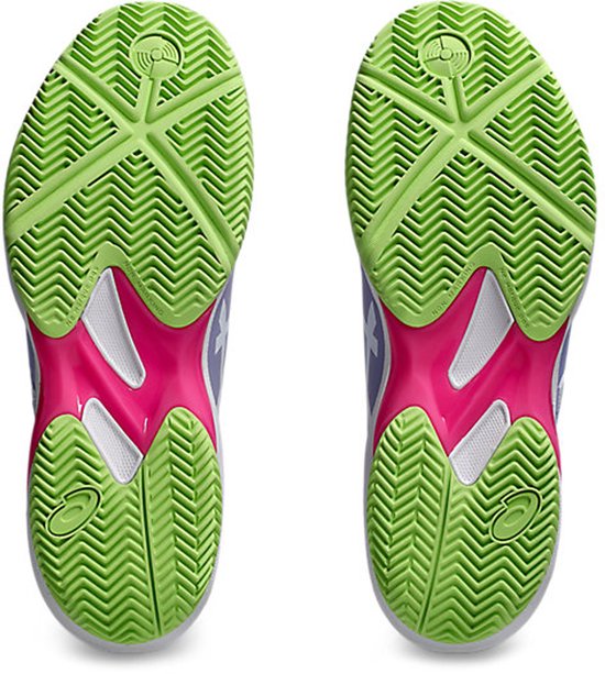 Onderkant van paarse padelschoenen met groene buitenzolen en roze accenten.