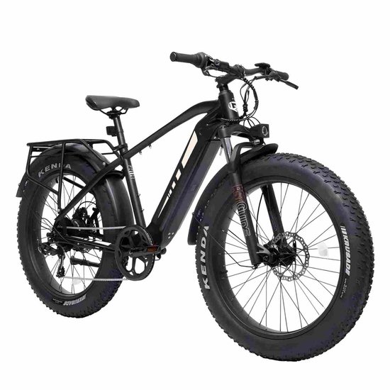 Zwarte elektrische fatbike met Kenda banden, verende voorvork en bagagedrager.