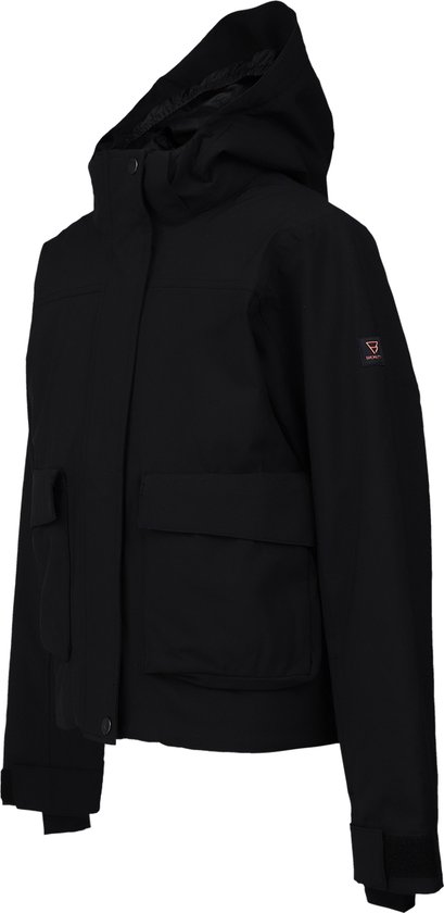 Zwart ski-jack met capuchon, opgestikte zakken en oranje logo op de mouw.