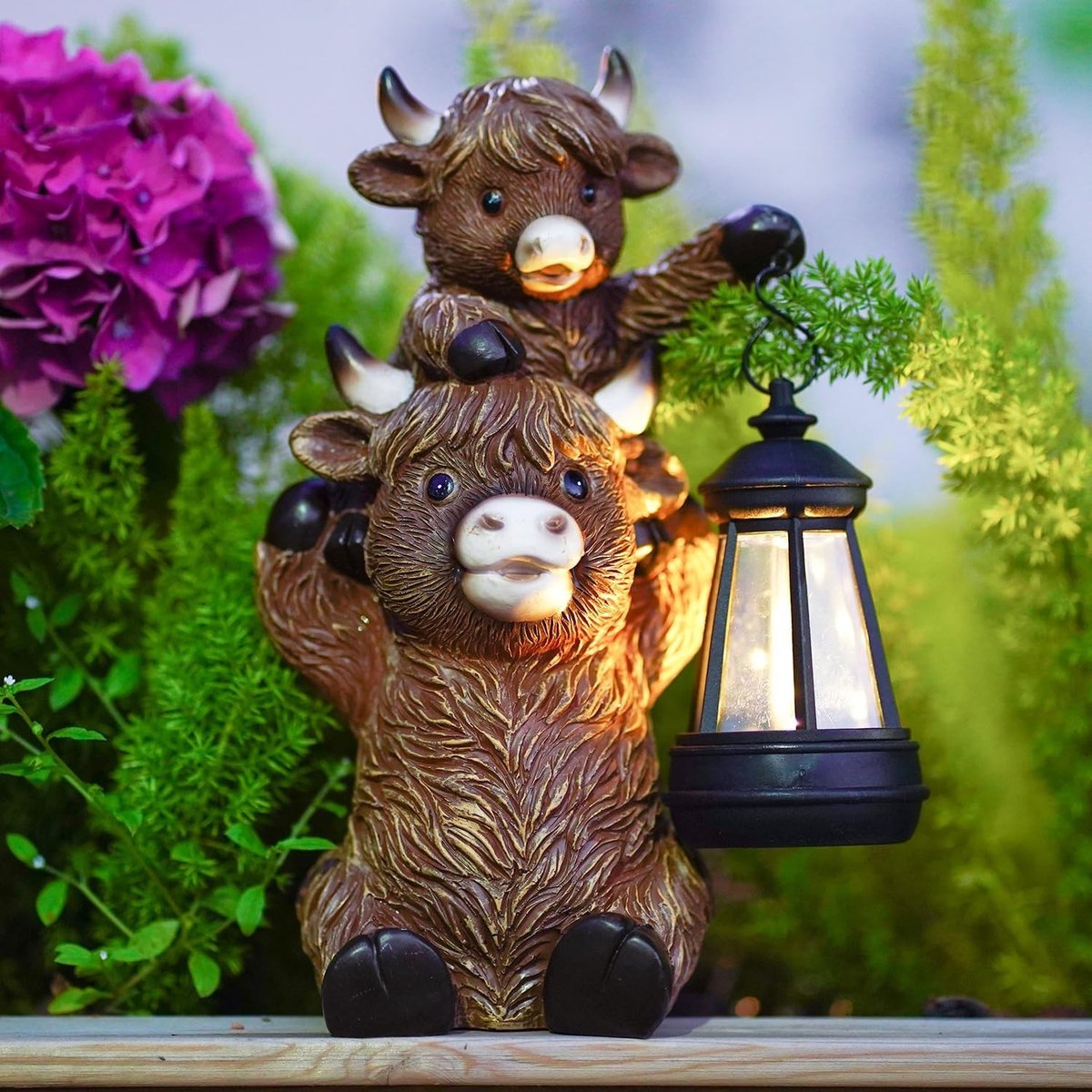 Highland Cattle Beeld met Zonne-energie voor Tuindecoratie - Grappige Hooglander Moeder en Kalf Beeldje, Perfect als Cadeau voor Tuinliefhebbers en Dierenfans