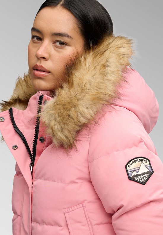 Roze gewatteerde jas met bontkraag en Superdry-logo 'Everest'.