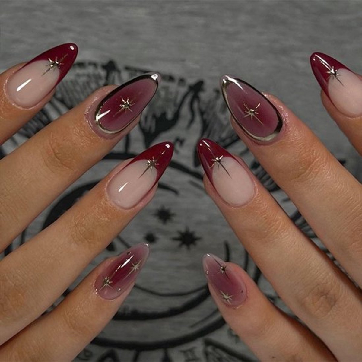 Kunstnagels 24 stuks - Korte Amandelvormige Nagels - Volledige Bedekking - Zelfklevende Plaknagels - 3D-Nagelkunst met Sterrendessin - Eenvoudig in Gebruik - Nepnagels