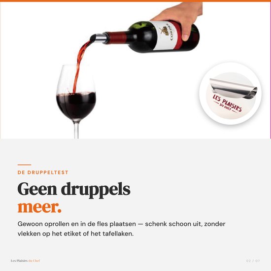 Een hand schenkt rode wijn uit een fles in een glas. Een druppelvanger is in de fleshalzen geplaatst. "LES PLAISIRS DU CHEF" staat op een cirkel.