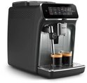 Zwarte Philips volautomatische espressomachine met zilverkleurige details, zicht op de melkopschuimer.