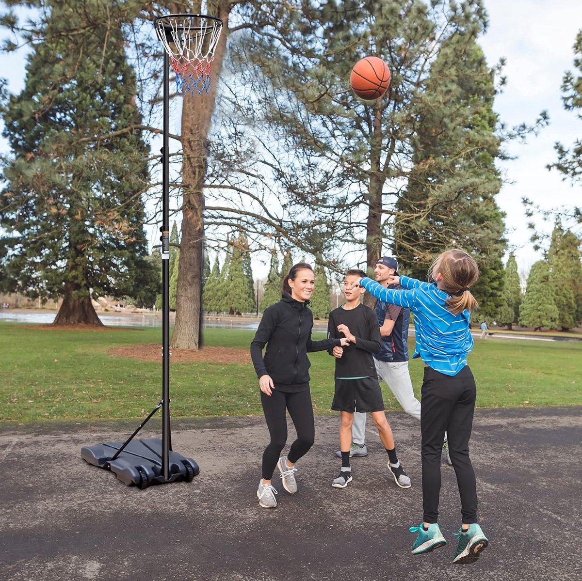 HAUSS SPOLE Basketbalstandaard – Verstelbare Hoogte 259,08-304,8 cm – IJzer en PE-Rotan – Zwart – Binnen en Buiten – Verrijdbaar Zonder Bord