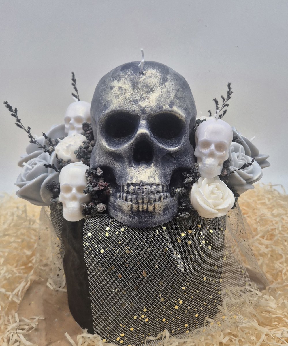 Kaarsgeschenk Kaarsenboeket Skull Bouquet- Kaars boeket - Cadeau - Geschenk - Bloem kaarsen boeket - Candle bouquet - Skull - Kaarsen - Boeket - Halloween boeket - Decoratie - Kaarsen - Uniek cadeau grijs, zwart en wit