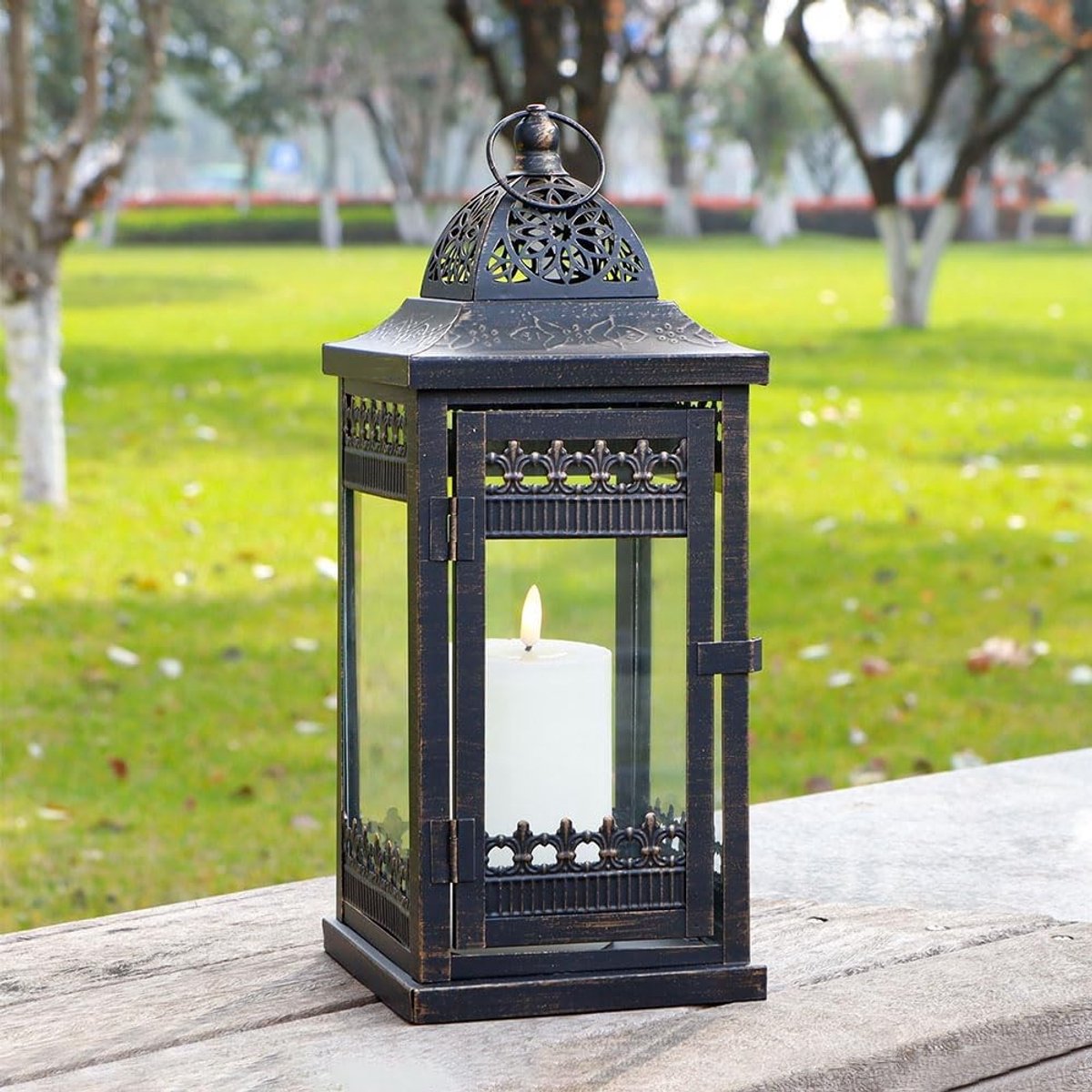 Decoratieve Lantaarn voor Kaarsen, 37 cm Hoog, Vintage Stijl, Hangende Metalen Kaarsenhouder voor Binnen en Buiten, Feesten en Bruiloften in Zwart met Gouden Accenten